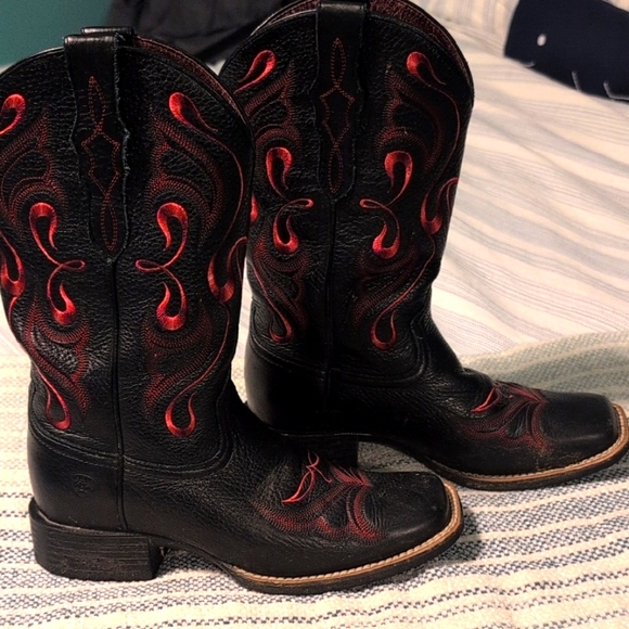 Women's Ariat Black and Red Western Boots - Picture 1 of 6